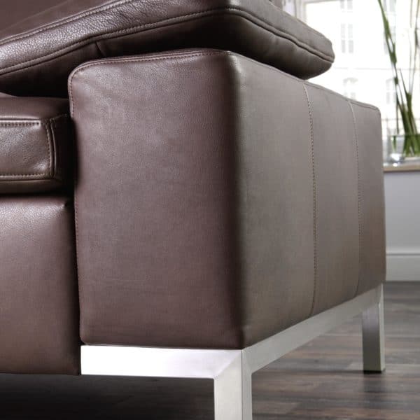 Detail - Sofasystem Siena 3-Sitzer in Leder mit Edelstahlkufe Detail - Sofasystem Siena 3-Sitzer in Leder mit Edelstahlkufe