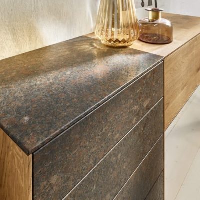 Sideboard Puro Stone, Farbe Coffee Brown, Detailaufnahme Front und Deckel in Stein