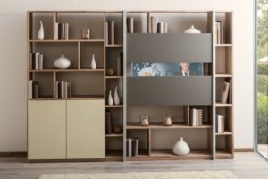 Regalwand in Eiche massiv mit horizontal verschiebbaren Glastüren