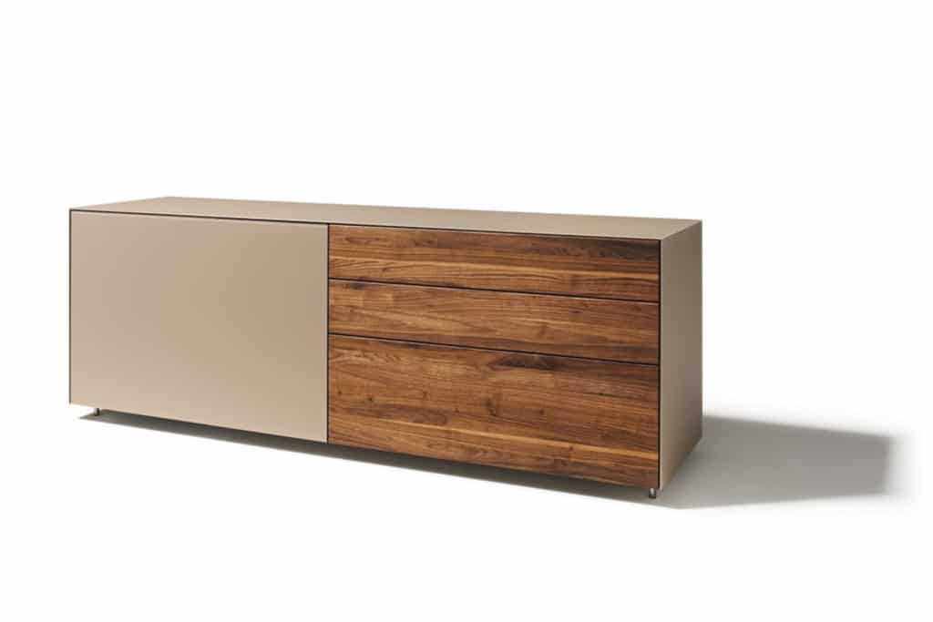 Cubus Pure Sideboard in Nussbaum geölt mit Laden und Schiebetür.