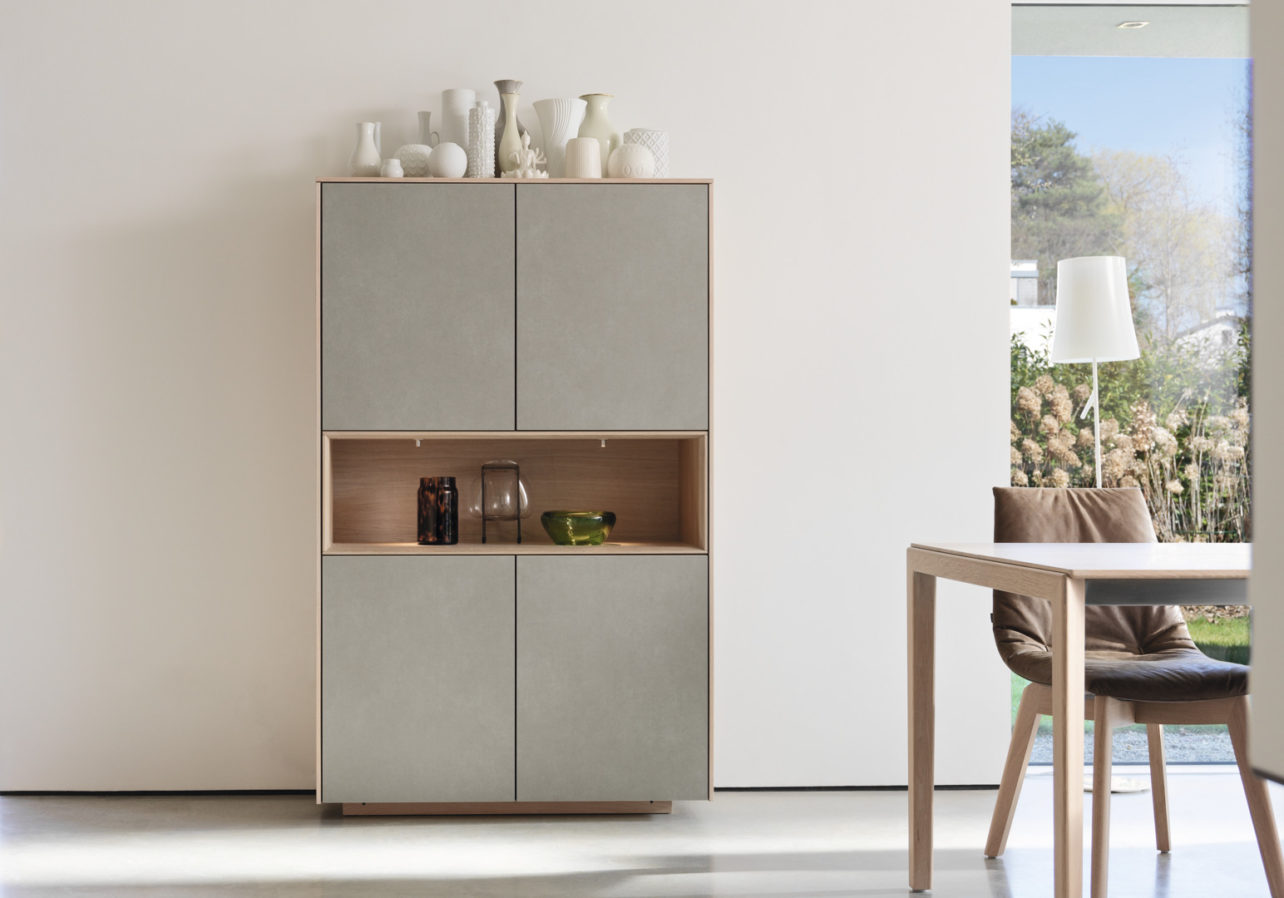 Highboard Filigno von Team7 in Eiche weiß, Fronten in Keramik, Optik 'cement'